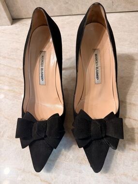 Manolo Blahnik Reador pumps with a pointed toe and a decorative bow. Black suede